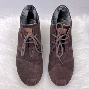 TOMS | brown suede wedge booties 10.0 front lace closure.